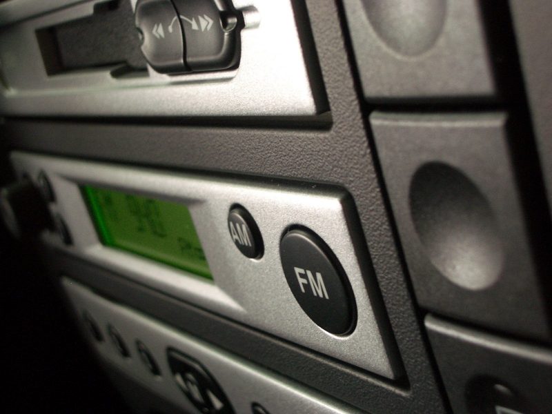 Vad du bör tänka på när du köper en FM-sändare till bilen.